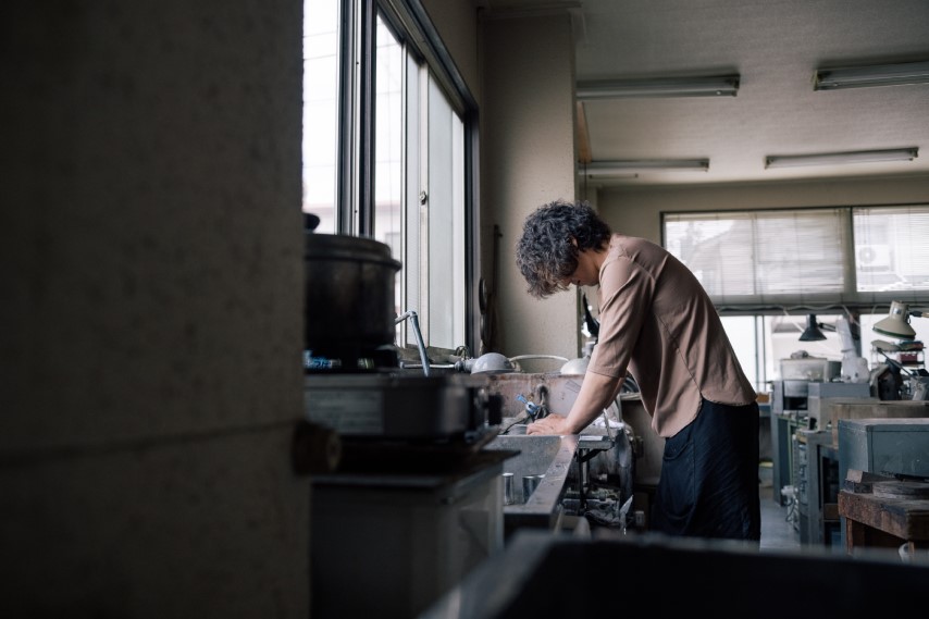 K10 イエローゴールド使用　天然石の組子ピアス【ブラウン】