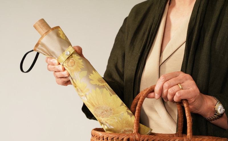 【槙田商店】晴雨兼用折りたたみ傘　絵おり　向日葵　ベージュ  日傘 UV プレゼント 化粧箱 ギフト 老舗