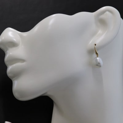 K18白蝶真珠バロックフックピアス【13mm】【配送不可地域：沖縄県】【1652283】