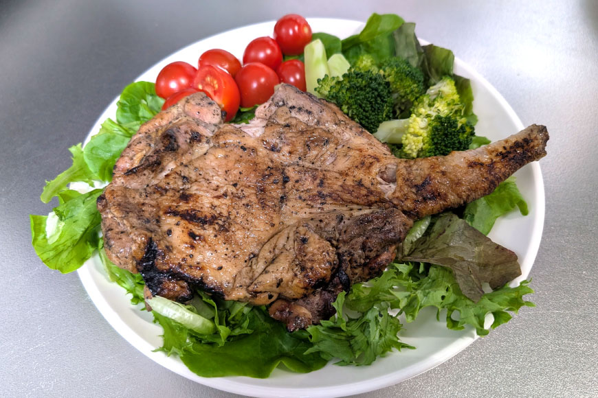 焼鳥のやまもと 特製 若鳥炭火もも焼（塩コショウ） ジャンボサイズ 5本セット 約1.5kg [山本食肉 山梨県 韮崎市 20743414] 骨付き鳥 骨付鳥 チキンレッグ 鶏肉 チキン おかず おつまみ かんたん 小分け 冷凍