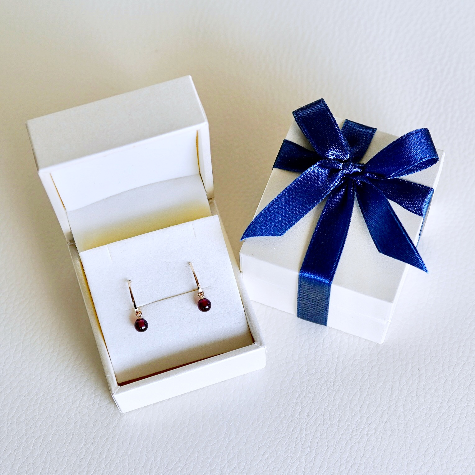 【ジュエリー】K10 イエローゴールド ガーネット 揺れる ピアス 保証書付 SR-2222 242-002-a