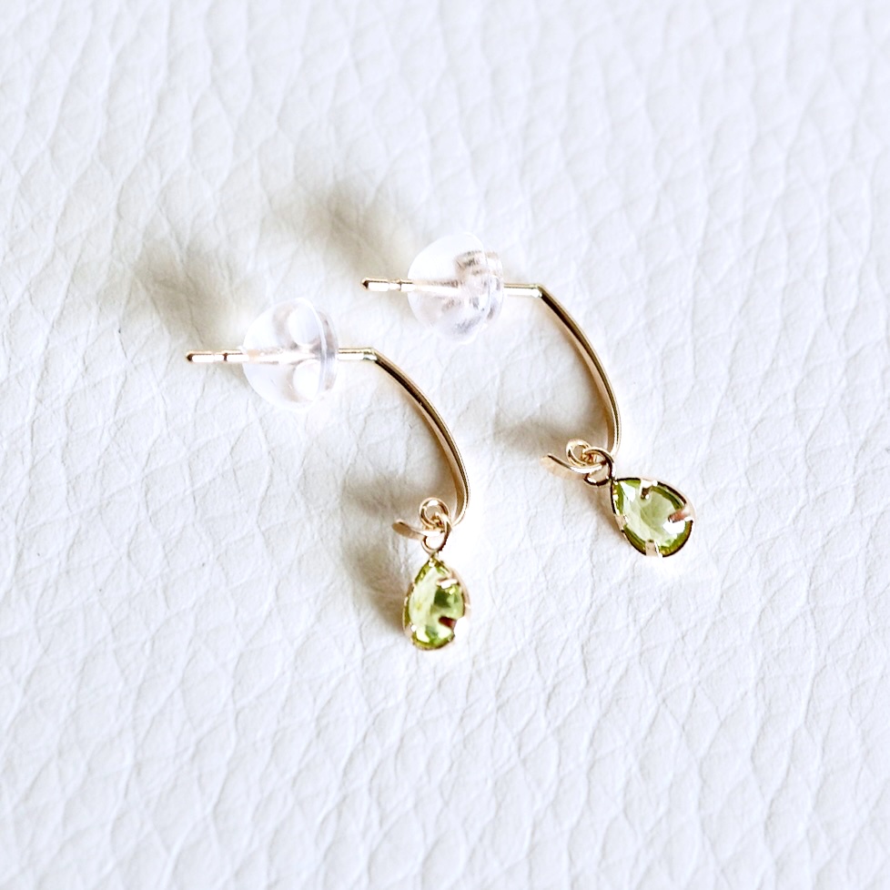 【ジュエリー】K10 イエローゴールド ペリドット 揺れる ピアス 保証書付 SR-2223　 242-001-c