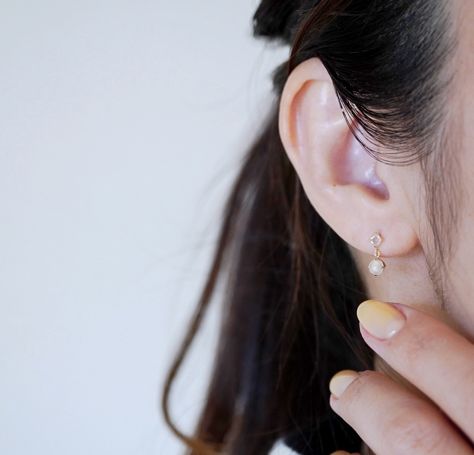 【ジュエリー】K10 イエローゴールド ホワイトムーンストーン 揺れる ピアス 保証書付 SR-2012 242-003-d