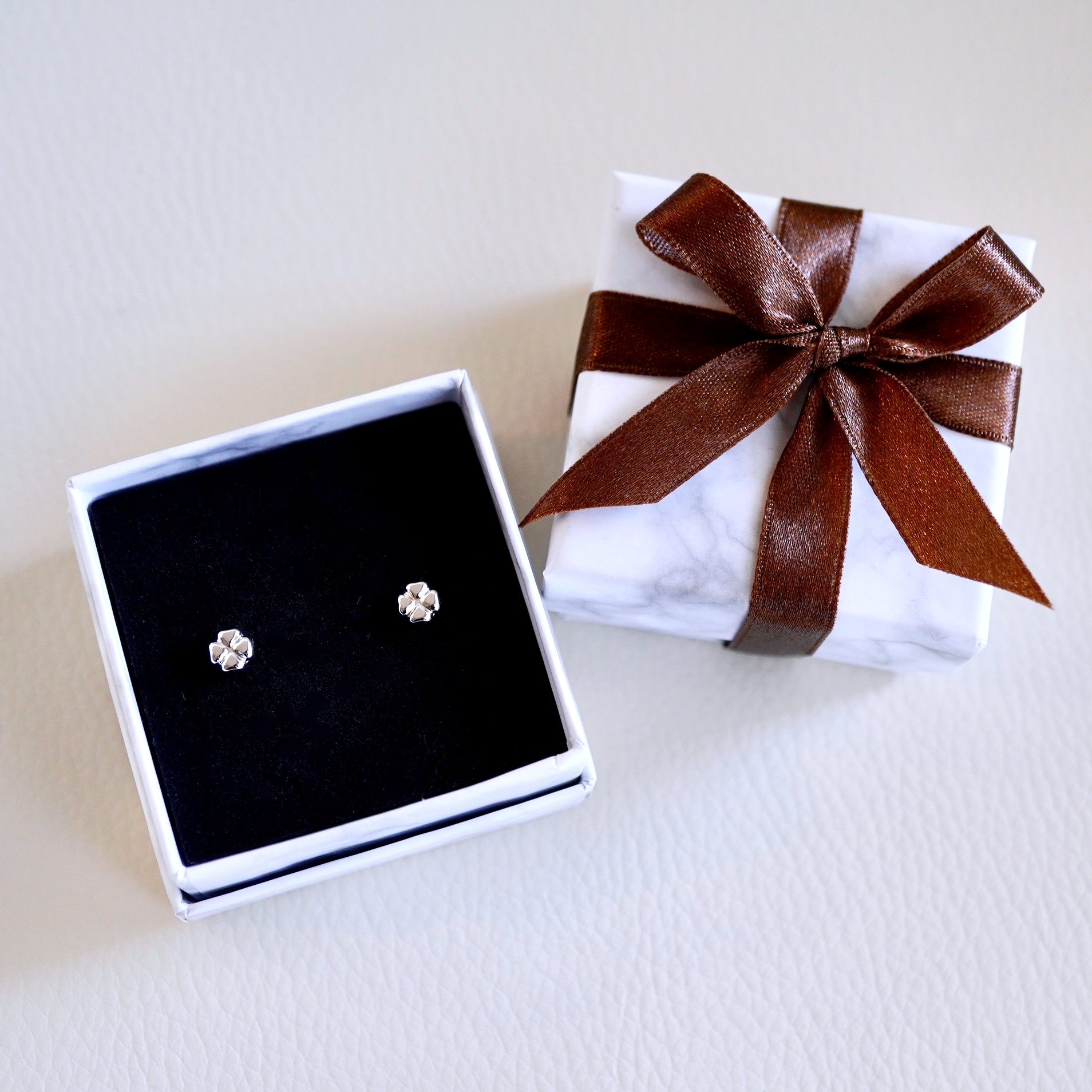 K18WG(18金) ホワイトゴールド 地金 クローバー ピアス シンプル 幸運 希望 幸福 愛情 健康 保証書付 KO-0063 242-021-b