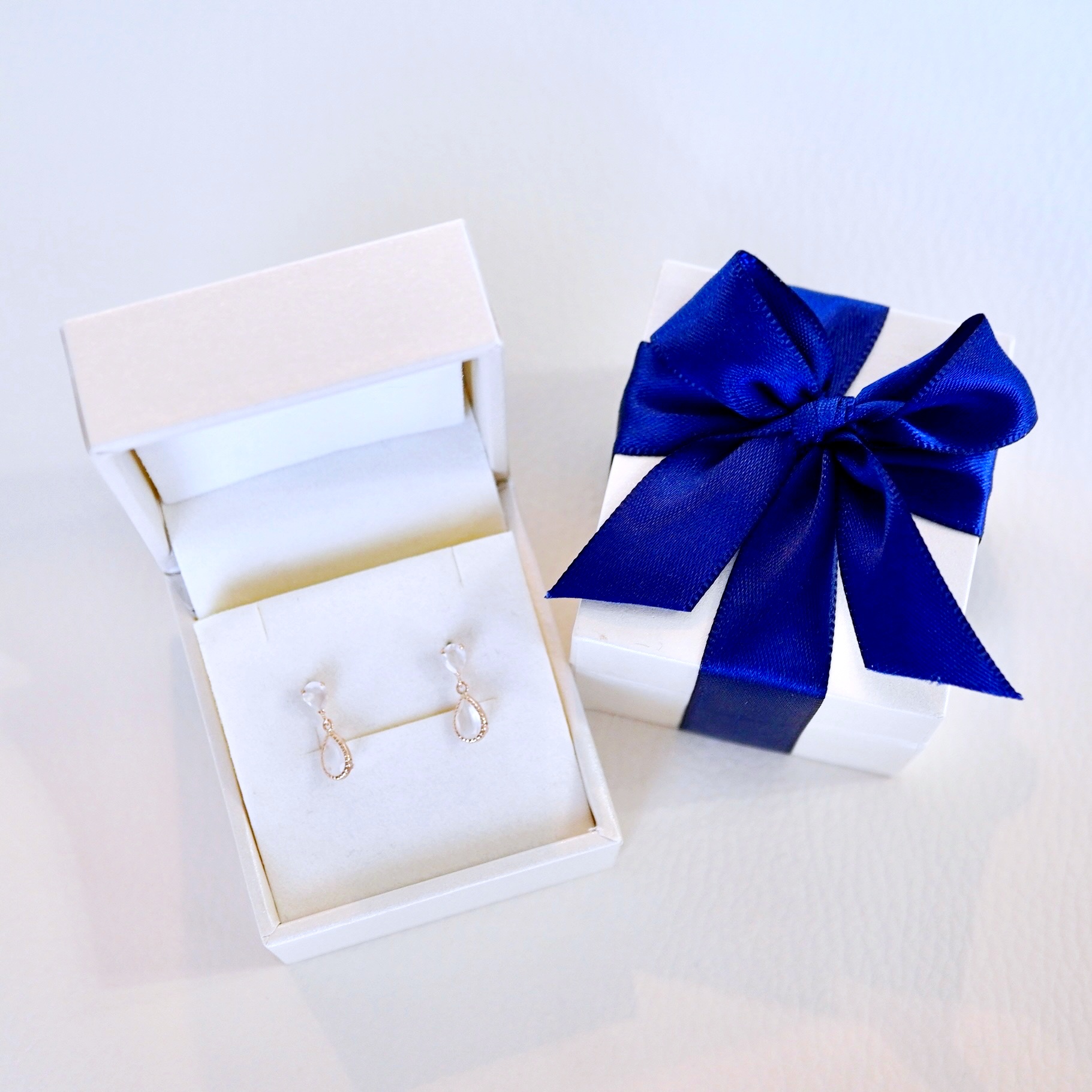 K10YG(10金) イエローゴールド 揺れる ホワイトムーンストーン アンティーク ピアス 保証書付 SR-2261 242-050-c