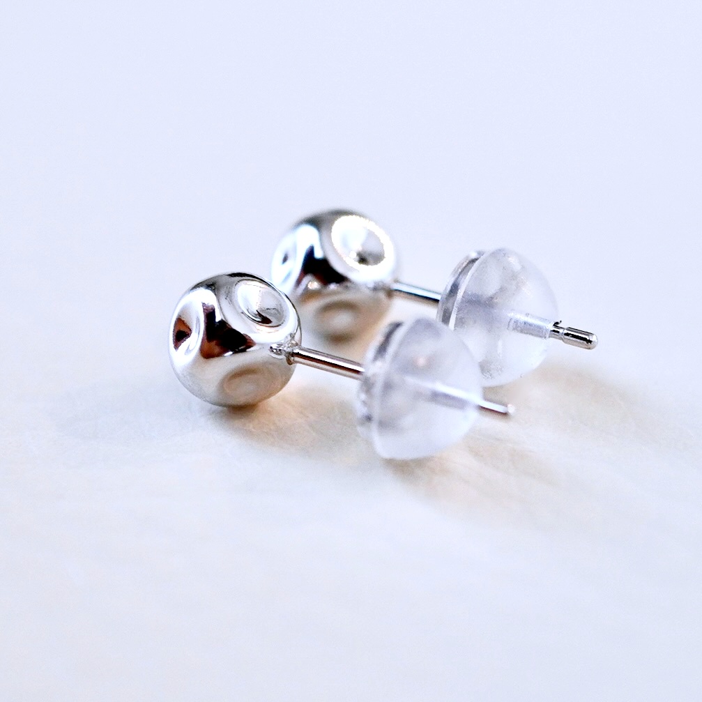 K18WG(18金) ホワイトゴールド 地金 サイコロ ピアス シンプル 縁起物 保証書付 KO-0065 242-022-b