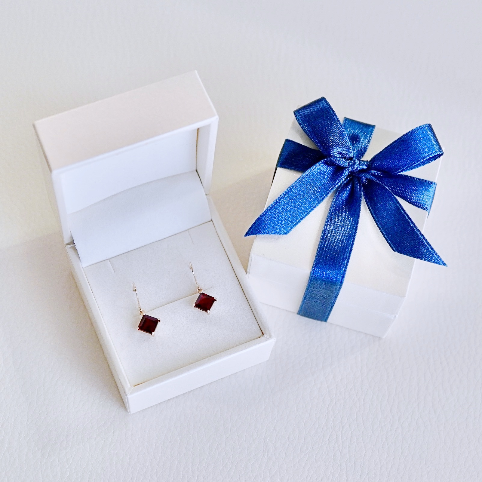 【ジュエリー】K10 イエローゴールド ガーネット 揺れる ピアス 保証書付 SE-2851 242-005-d