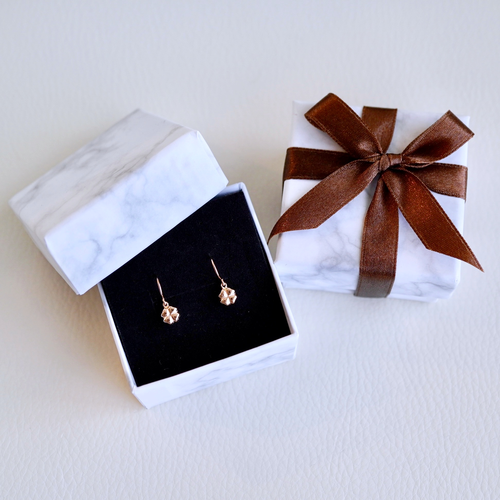 K18(18金) イエローゴールド 地金 クローバー ピアス フックタイプ シンプル 幸運 希望 幸福 愛情 健康 保証書付 KO-0069 242-027-a