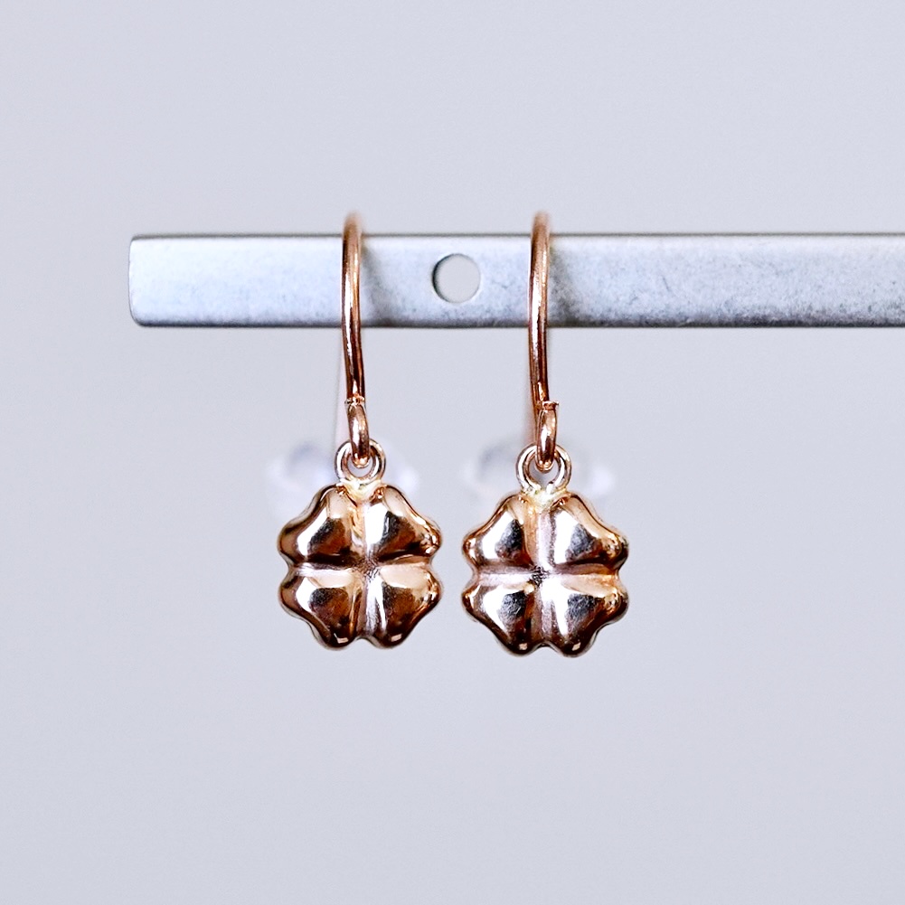 K18(18金) イエローゴールド 地金 クローバー ピアス フックタイプ シンプル 幸運 希望 幸福 愛情 健康 保証書付 KO-0069 242-027-a