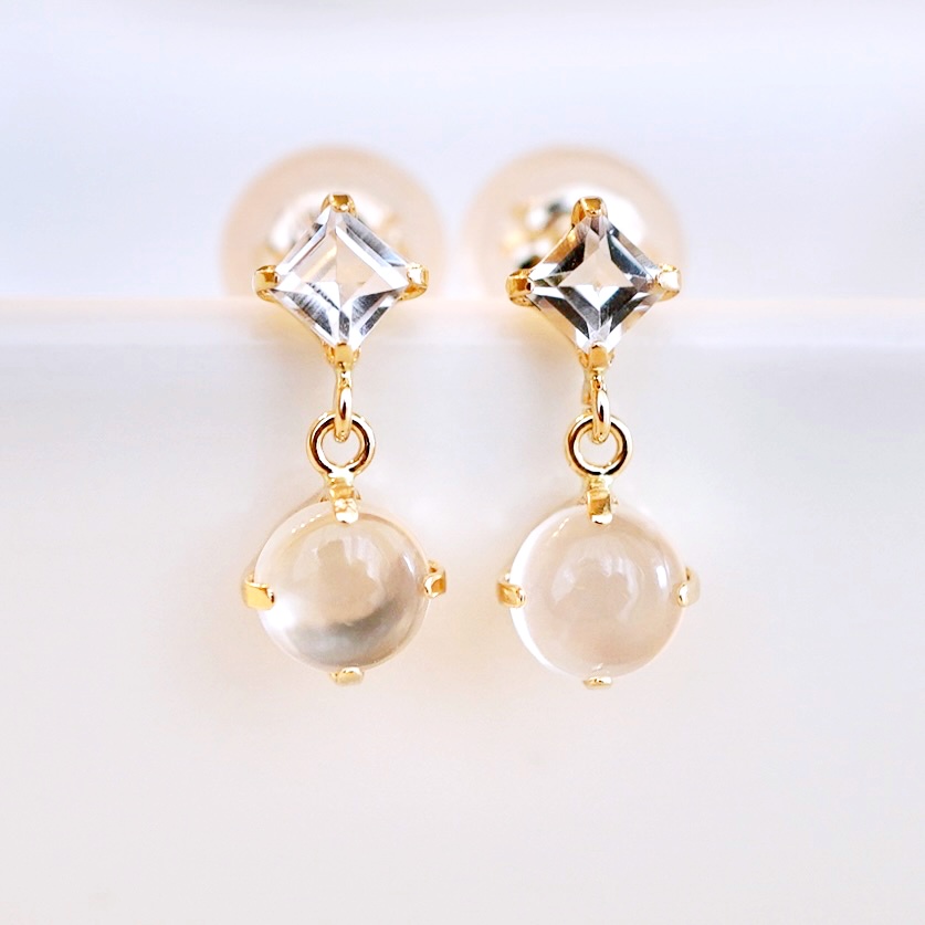 【ジュエリー】K10 イエローゴールド ホワイトムーンストーン 揺れる ピアス 保証書付 SR-2012 242-003-d