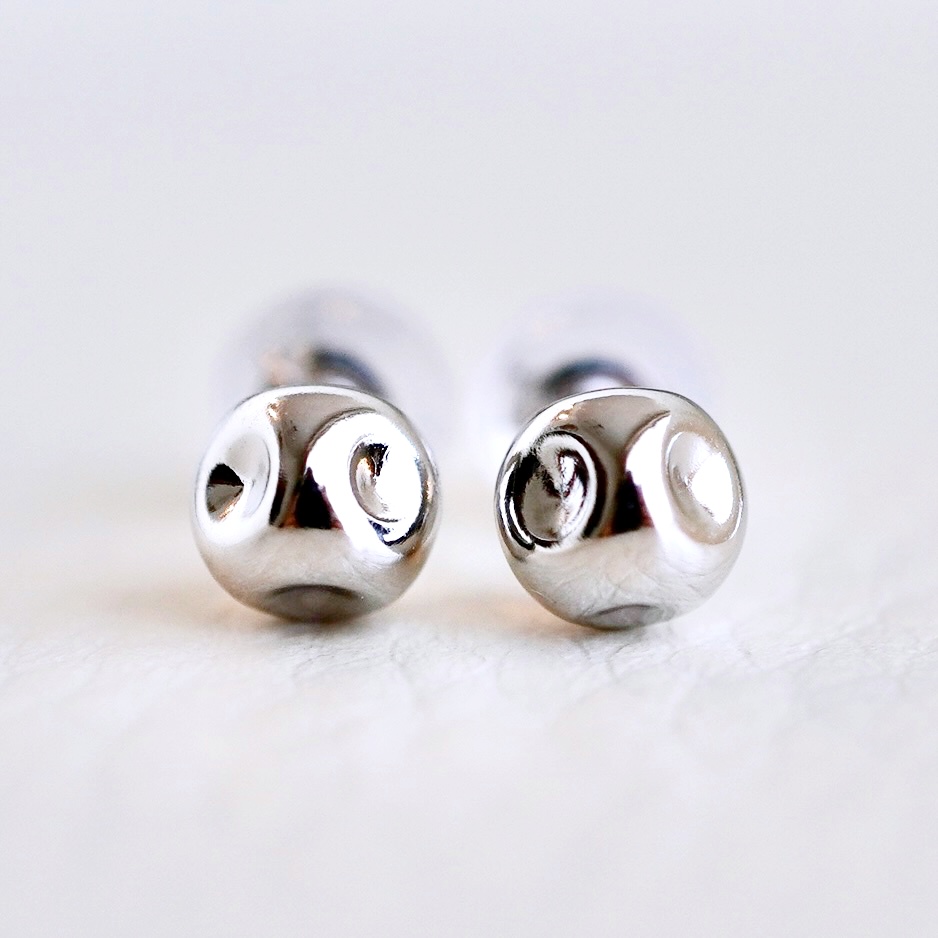 K18WG(18金) ホワイトゴールド 地金 サイコロ ピアス シンプル 縁起物 保証書付 KO-0065 242-022-b