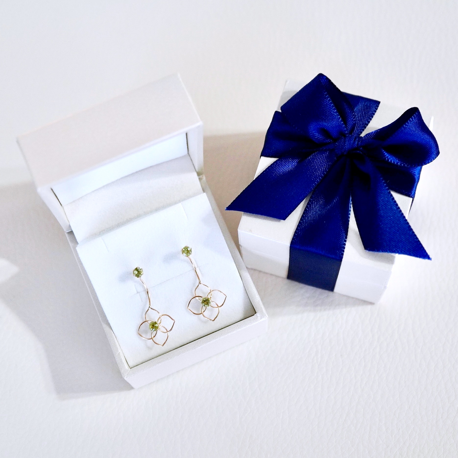 K10YG(10金) イエローゴールド 2WAY ペリドット フラワー 地金 ピアス 保証書付 2158 242-057-e