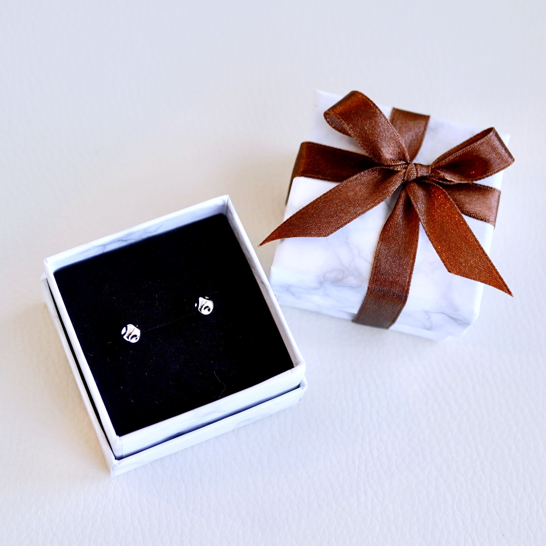 K18WG(18金) ホワイトゴールド 地金 サイコロ ピアス シンプル 縁起物 保証書付 KO-0065 242-022-b