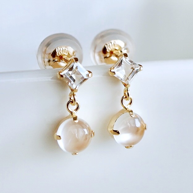 【ジュエリー】K10 イエローゴールド ホワイトムーンストーン 揺れる ピアス 保証書付 SR-2012 242-003-d