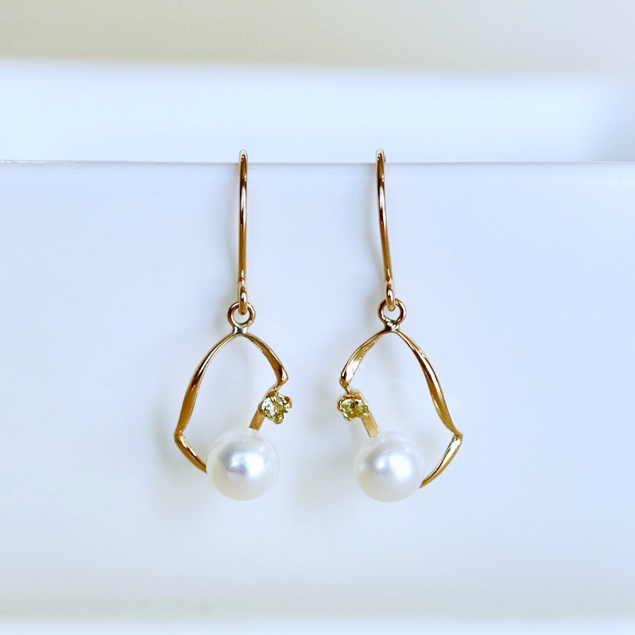 K10YG(10金) イエローゴールド 揺れる ペリドット&パール ピアス 保証書付 G-034 242-044-e