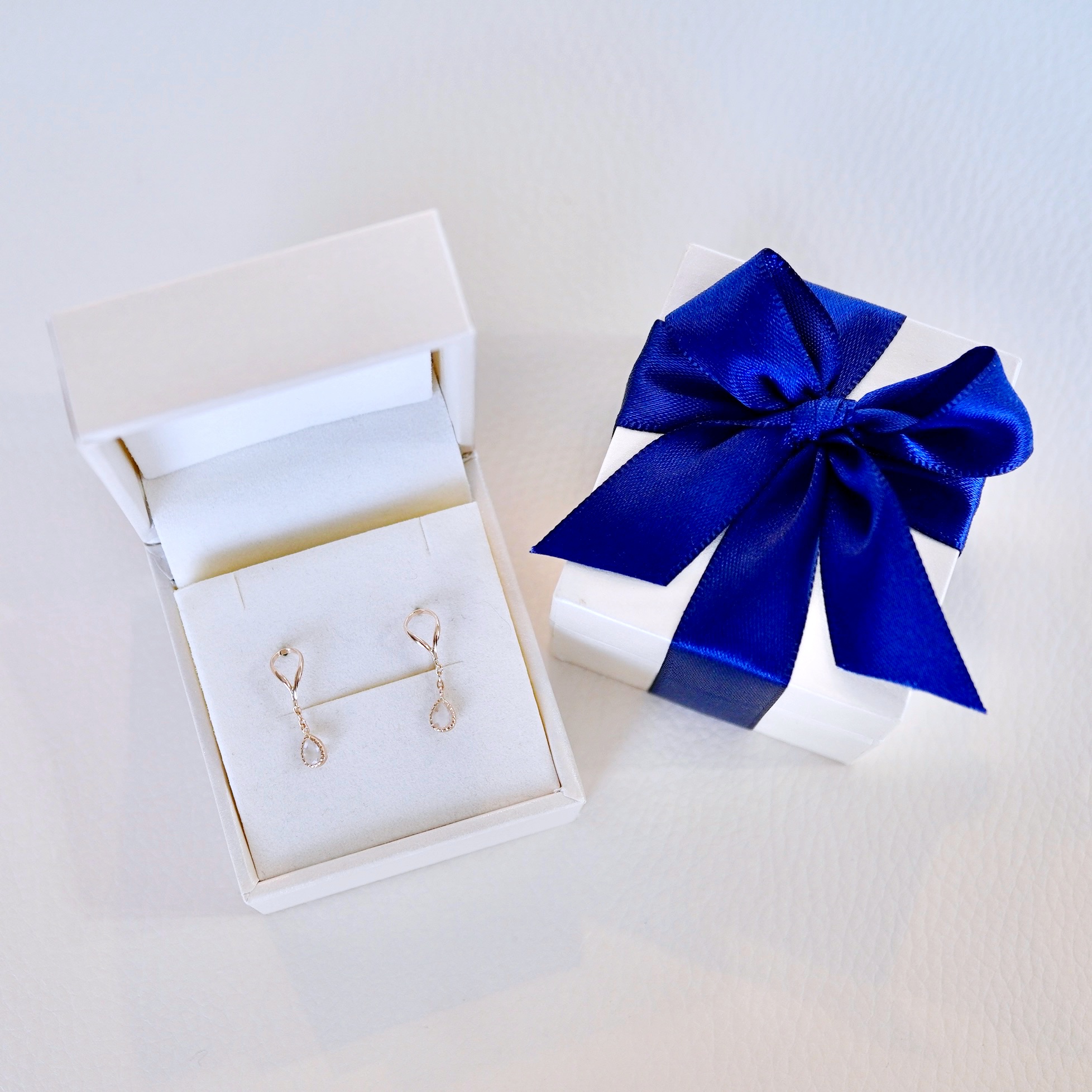 K10YG(10金) イエローゴールド 揺れる ホワイトムーンストーン アンティーク ピアス 保証書付 2274 242-049-c