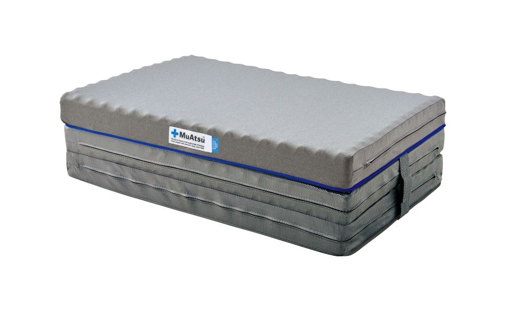 ムアツ マットレス スタンダード セミダブル 三つ折り 折りたたみ マットレス 約 10cm 敷布団 敷き布団 寝具 ハード シーツ 専用シーツ付 綿 ブルー 昭和西川 体圧分散 通気性 寝返りサポート 理想的な寝姿勢 快眠 不眠解消 夫婦 背骨 不眠 蒸れにくい 新生活 健康 熟睡 引越し ふとん [5839-8450]