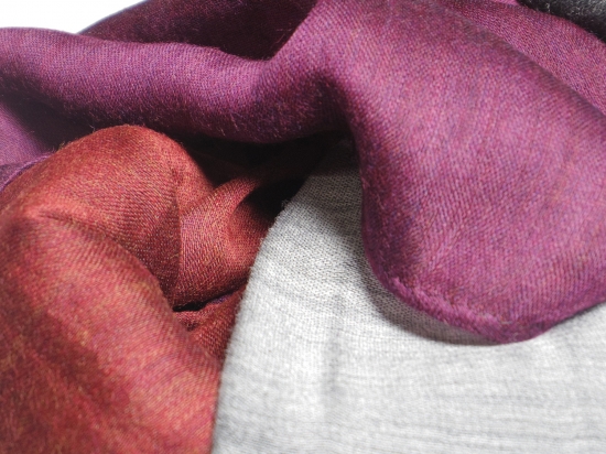 富士桜工房「やすらぎストール」シルバー×グレー×ダークレッド×パープル 男女兼用ウール＆シルクの二重ガーゼ構造