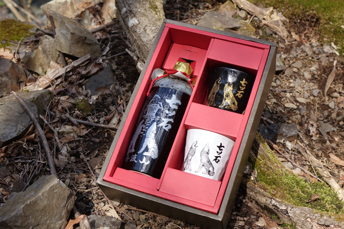 ふるさと納税限定・本格じゃがいも焼酎 七ツ石 ※玉川麻衣・画　特別陶器酒瓶仕様いも焼酎＆白と黒のぐい呑みセット【tab0228】