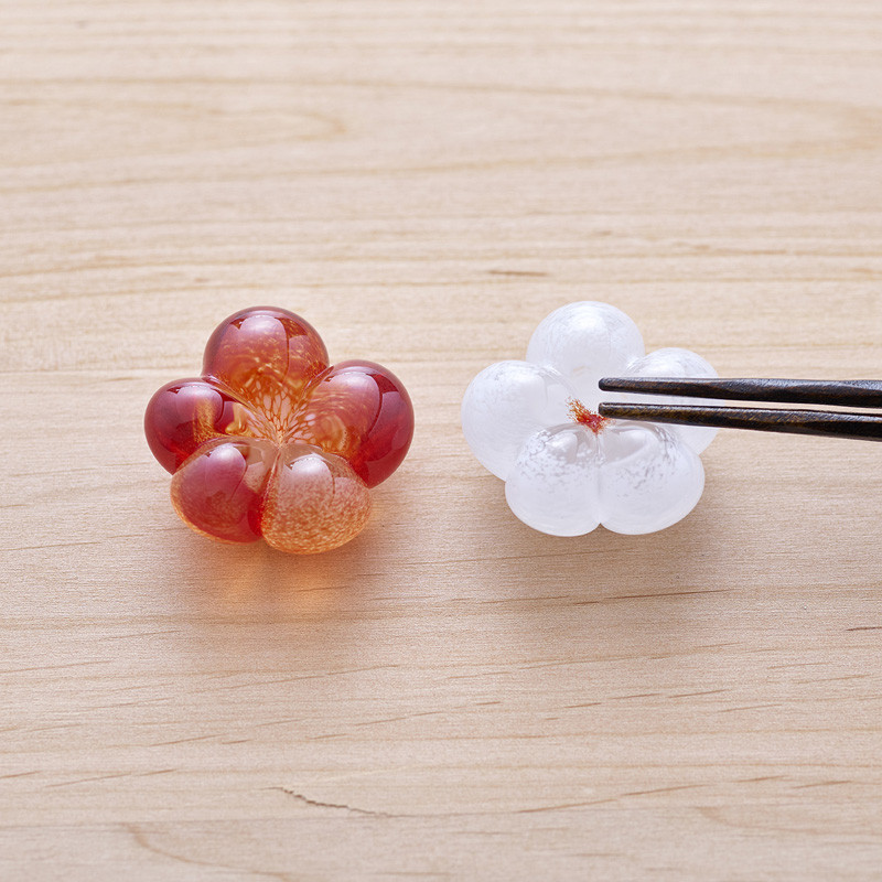 めでたい紅白梅箸置き《木箱セット》 |  箸置き ガラス 紅白 梅 縁起 食卓 食器 キッチン 雑貨 手作り 人気 おすすめ ギフト プレゼント 送料無料 長野県 長野市 信州 信濃 ふるさと納税