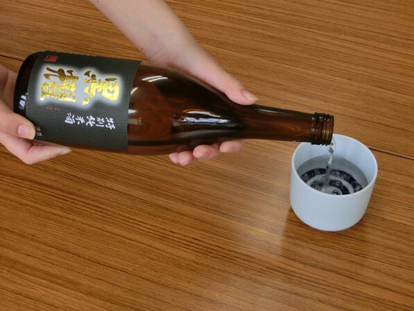 清酒 特別純米酒 黒耀 1.8L 　1本　日本酒　黒曜　黒曜石　超軟水　酒