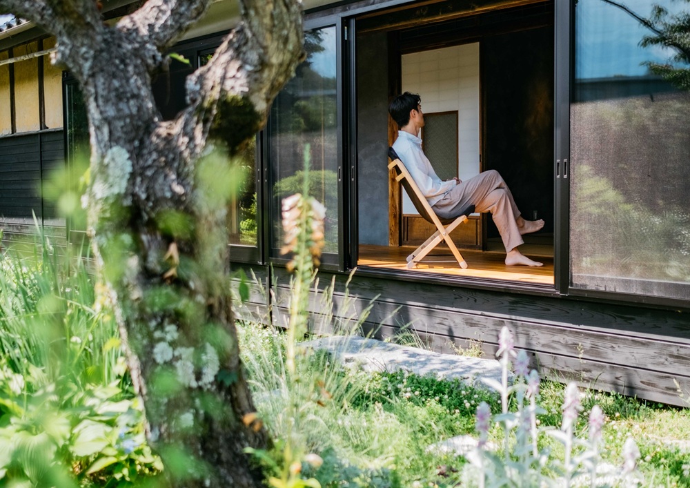 イス 木製 pioneer plants / Chair | 伊那市 信州 長野 ふるさと納税 木製品 木 椅子 いす イス チェア 無垢 ゆったり クリ【230-04】