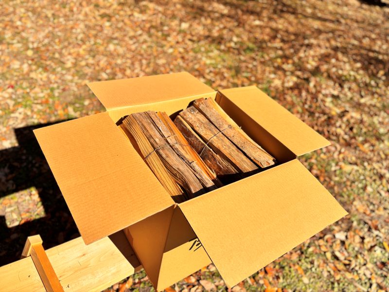 信州伊那谷産　松の薪　（焚き付け用）1箱　4束入り　２５ｋｇ相当×３箱｜松の薪 焚き付け 長野県 伊那市 キャンプ BBQ アウトドア【024-14】