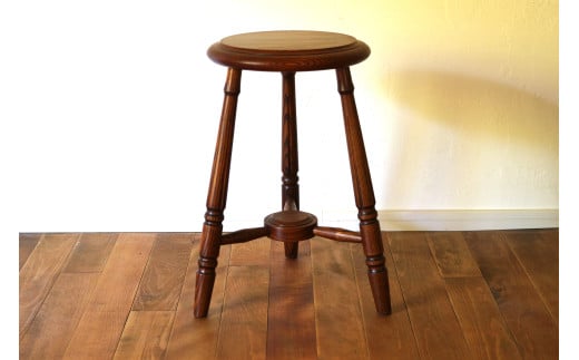 丸座面 の 3本脚 スツール （ すり漆 仕上げ ） | 椅子 家具 いす イス スツール サイドテーブル テーブル 机 漆 すり漆 伝統工芸 無垢材 クリ タモ 木材 木目 クラシカル 国産材 長野県 塩尻市