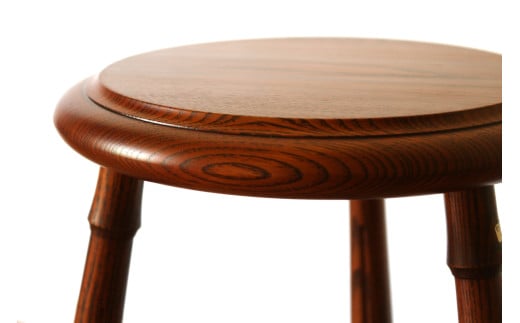 丸座面 の 3本脚 スツール （ すり漆 仕上げ ） | 椅子 家具 いす イス スツール サイドテーブル テーブル 机 漆 すり漆 伝統工芸 無垢材 クリ タモ 木材 木目 クラシカル 国産材 長野県 塩尻市