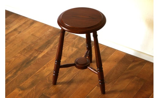 丸座面 の 3本脚 スツール （ すり漆 仕上げ ） | 椅子 家具 いす イス スツール サイドテーブル テーブル 机 漆 すり漆 伝統工芸 無垢材 クリ タモ 木材 木目 クラシカル 国産材 長野県 塩尻市