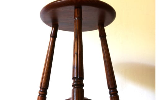 丸座面 の 3本脚 スツール （ すり漆 仕上げ ） | 椅子 家具 いす イス スツール サイドテーブル テーブル 机 漆 すり漆 伝統工芸 無垢材 クリ タモ 木材 木目 クラシカル 国産材 長野県 塩尻市