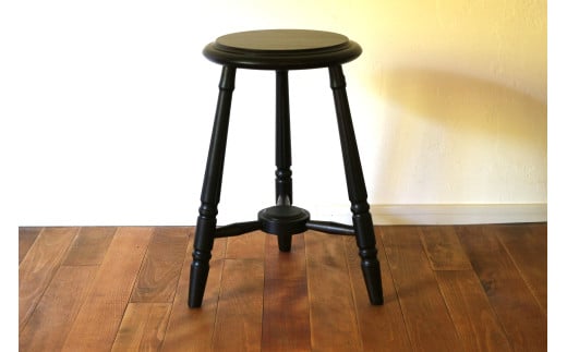丸座面 の 3本脚 スツール （ 黒すり 漆 仕上げ ） | 椅子 家具 いす イス スツール サイドテーブル テーブル 机 漆 すり漆 黒漆 伝統工芸 無垢材 クリ タモ 木材 木目 クラシカル 国産材 長野県 塩尻市