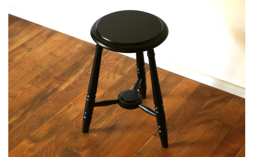 丸座面 の 3本脚 スツール （ 黒すり 漆 仕上げ ） | 椅子 家具 いす イス スツール サイドテーブル テーブル 机 漆 すり漆 黒漆 伝統工芸 無垢材 クリ タモ 木材 木目 クラシカル 国産材 長野県 塩尻市