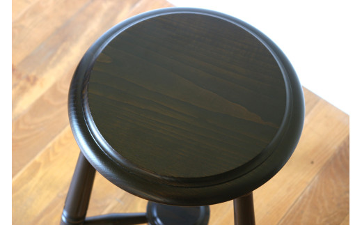 丸座面 の 3本脚 スツール （ 黒すり 漆 仕上げ ） | 椅子 家具 いす イス スツール サイドテーブル テーブル 机 漆 すり漆 黒漆 伝統工芸 無垢材 クリ タモ 木材 木目 クラシカル 国産材 長野県 塩尻市