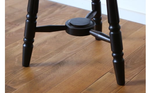 丸座面 の 3本脚 スツール （ 黒すり 漆 仕上げ ） | 椅子 家具 いす イス スツール サイドテーブル テーブル 机 漆 すり漆 黒漆 伝統工芸 無垢材 クリ タモ 木材 木目 クラシカル 国産材 長野県 塩尻市