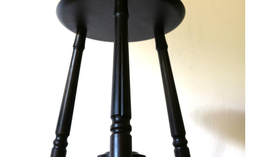丸座面 の 3本脚 スツール （ 黒すり 漆 仕上げ ） | 椅子 家具 いす イス スツール サイドテーブル テーブル 机 漆 すり漆 黒漆 伝統工芸 無垢材 クリ タモ 木材 木目 クラシカル 国産材 長野県 塩尻市
