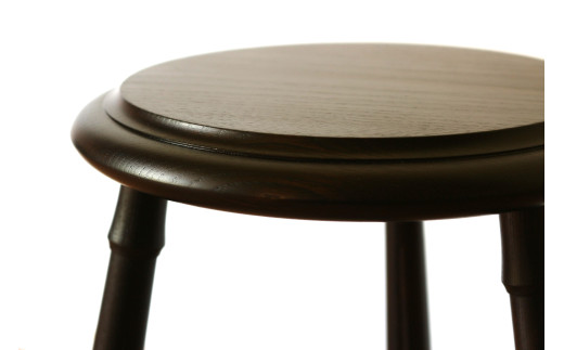 丸座面 の 3本脚 スツール （ 黒すり 漆 仕上げ ） | 椅子 家具 いす イス スツール サイドテーブル テーブル 机 漆 すり漆 黒漆 伝統工芸 無垢材 クリ タモ 木材 木目 クラシカル 国産材 長野県 塩尻市