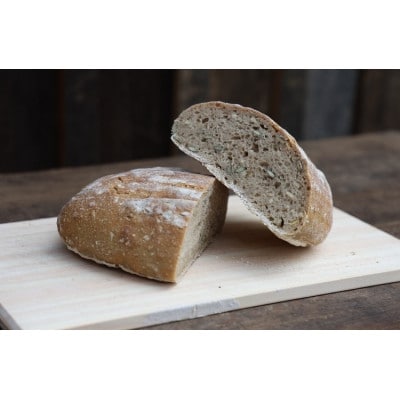 ドイツ人が焼くドイツパン。お任せライ麦パン(ハーフサイズ3個)セット【配送不可地域：離島・北海道・沖縄県】【1701047】