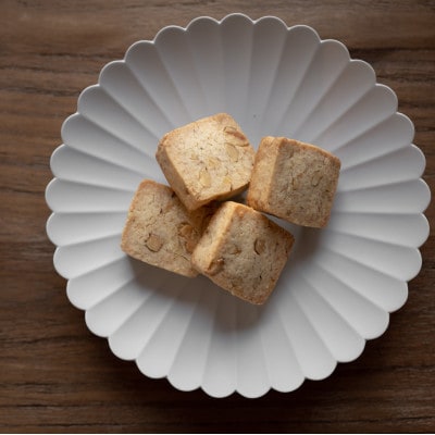 自家焙煎スペシャルティコーヒー浅煎りブレンド(粉)と胡桃焼き菓子のセット【1140836】