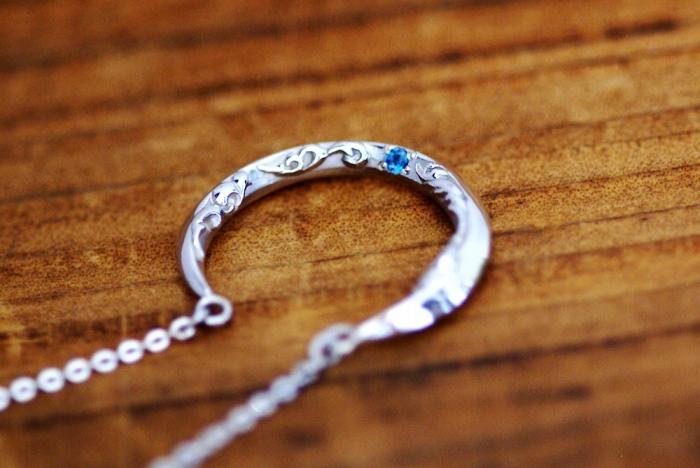 ブランツ 月のペンダント 三日月 ｜ 宙ジュエリー  シルバー ペンダント 45センチ 弧 唐草 鏡面 立体 ロンドンブルートパーズ トパーズ ブルートパーズ 銀 925 アラベスク トライバル プレゼント クリスマス 誕生日