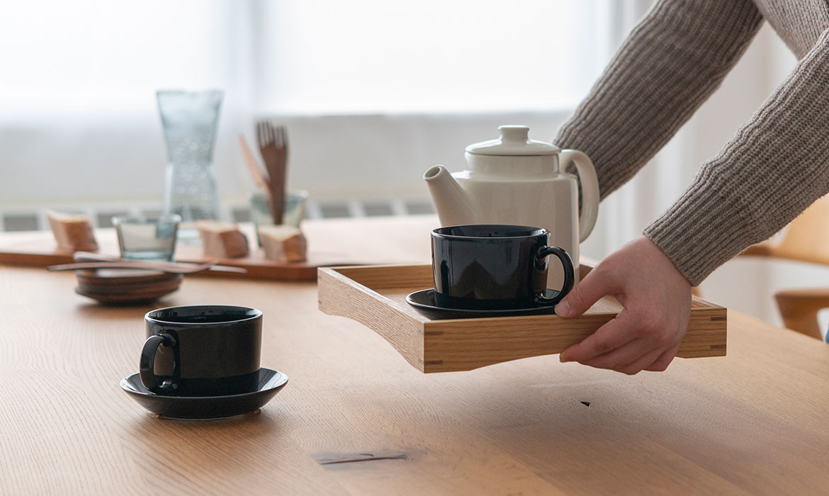 【飛騨の家具】HIDA　HIDA雑貨  ティートレイ（大） ウォルナット（AC842U）｜木製 木 木目 天然木 ウッド シンプル  トレイ  洋風 お盆リビング 来客 おもてなし 飛騨産業 CG444