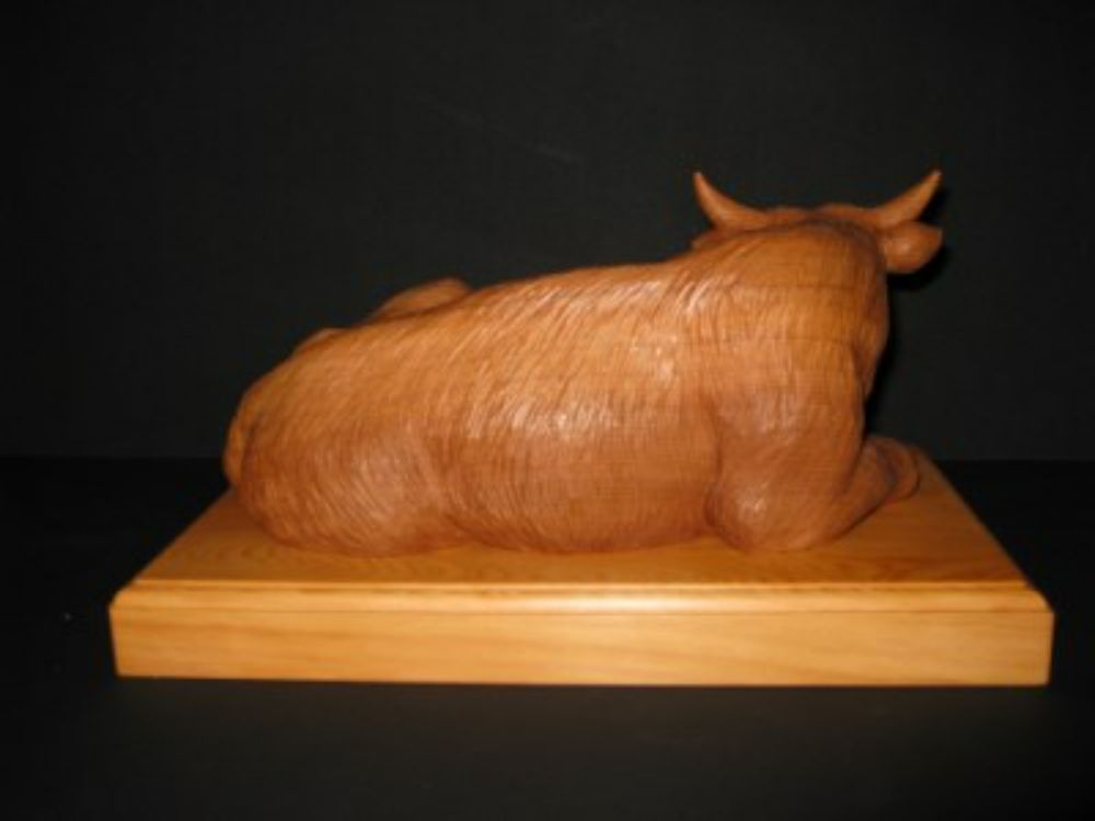 飛騨一位一刀彫　寝牛（中）飛騨高山 伝統工芸品  f122