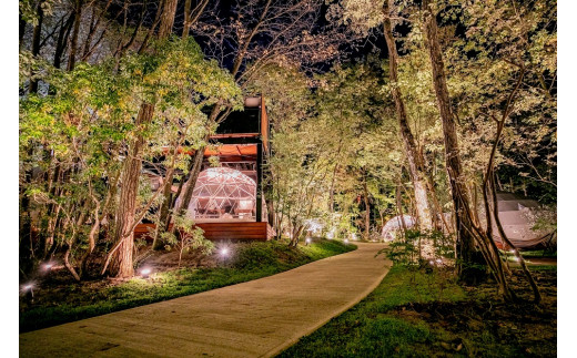 中津川グランピング 森の空【デラックスルーム2名宿泊券】6Mドームテント／2階建 F4N-0477