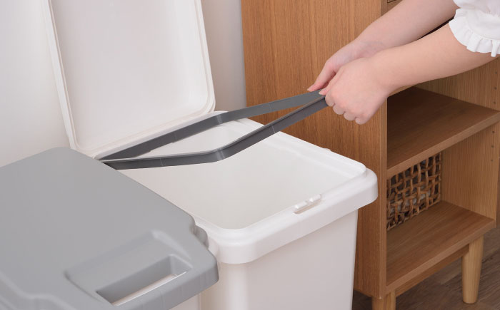 33リットルの抗菌・防汚・防臭ごみ箱 ホワイト 2個組 / ダストボックス ゴミ箱 ごみ箱 / 恵那市 / 東谷株式会社 明智流通センター [AUAD083]