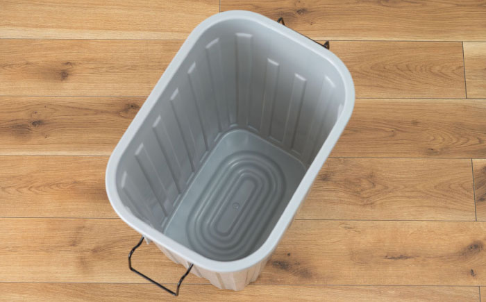 ペールカンのふた付きゴミ箱　60リットル　グレー　1個 / ダストボックス ごみ箱 ふた付き シンプル / 恵那市 / 東谷株式会社 明智流通センター [AUAD123]