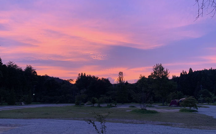 飯地高原自然テント村 薪ストーブ付キャビン 平日4カ月前優先予約宿泊券 / キャンプ テント 宿泊 宿泊券 アウトドア / 恵那市 / 飯地高原自然テント村 [AUAG004]