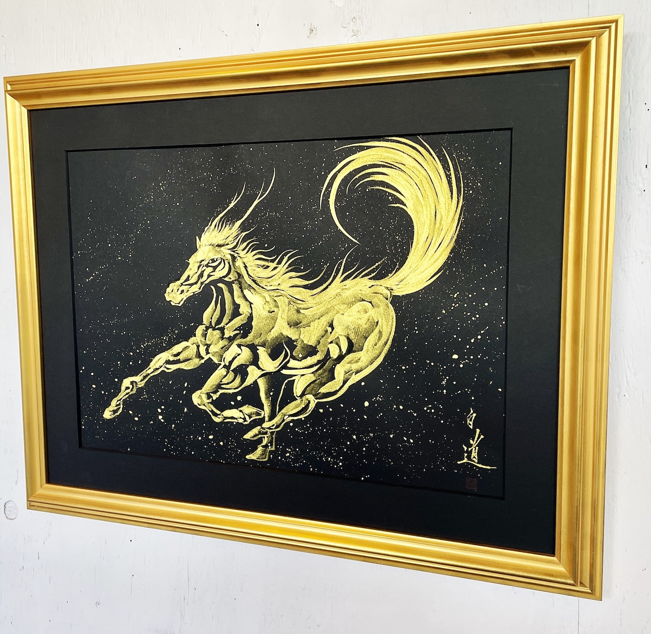 現代水墨画家 絵師白道「丙午　龍馬」黒ゴールド｜絵画 アート インテリア 手描き 一筆 龍 日本画 現代アート ハンドメイド作品 水墨画 かっこいい 作品 縁起 風水 芸術 2026年 午年 うま 馬 干支 [mt2126]