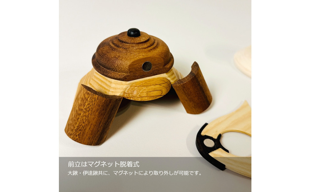 木製兜飾り 伊達鍬（だてくわ）／天然木の節句飾り〈Ricod〉