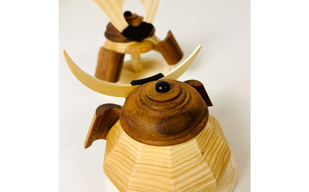 木製兜飾り 伊達鍬（だてくわ）／天然木の節句飾り〈Ricod〉