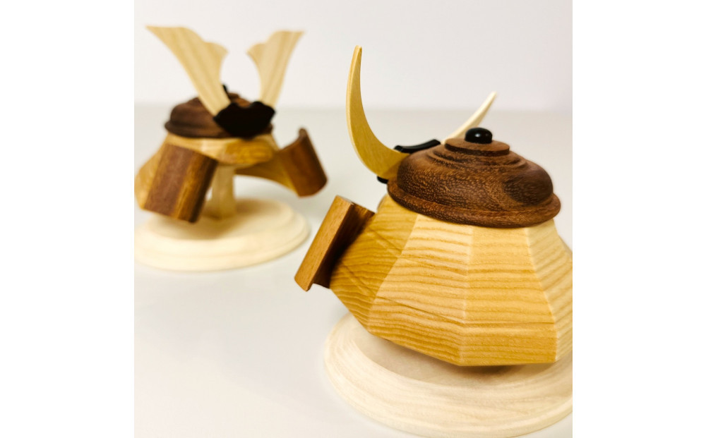 木製兜飾り 大鍬（おおくわ）／天然木の節句飾り〈Ricod〉